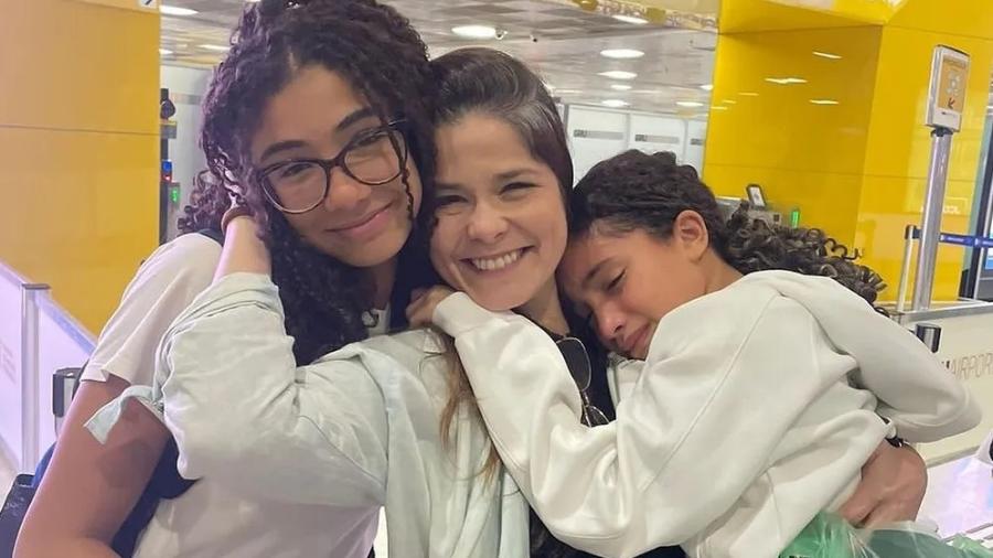 Samara Felippo ao lado das filhas; primogênita decidiu morar com o pai nos EUA - Reprodução/Instagram