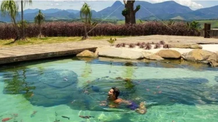 Bruno Gagliasso nada em lago particular do Rancho da Montanha
