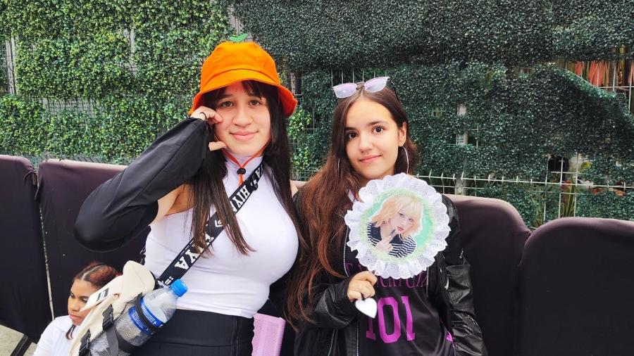 Manu e Yasmin foram as primeira da fila do show das rainhas do rock no K-pop, o grupo Dreamcatcher