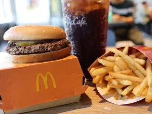 Número de intoxicados por hambúrguer do McDonald's chega a 75 nos EUA