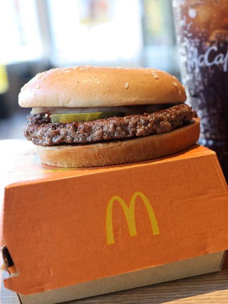 Sanduíche Quarter Pounder (conhecido no Brasil como Quarterão) em loja do McDonald's em Nova York, EUA