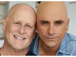 John Stamos se explica após usar 'falsa careca' em apoio a amigo com câncer