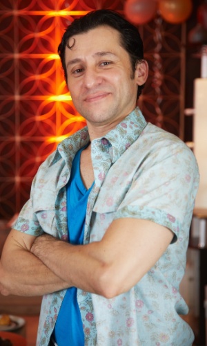Tadeu Melo é China, dono de uma barraca de pastel no mercadão de Madureira na série "Os Suburbanos"