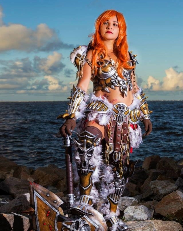 Fantasia da personagem Barbarian, do game Diablo 3, feita pela empresa Sakura Cosmaker. Na foto, a modelo é a própria dona da empresa, Claudia Santos - Divulgação