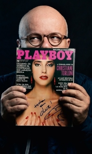 Marcelo Tas se esconde atrás de uma das capas da "Playboy". O apresentador participa da edição comemorativa da revista, que completa 40 anos de circulação no Brasil