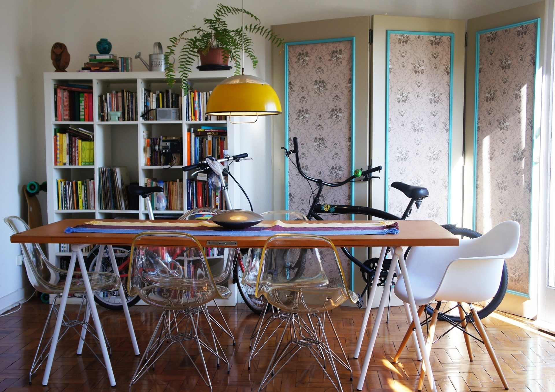 Para compor a sala de jantar de um cliente, o arquiteto Gustavo Calazans reutilizou itens achados em caçambas. Uma porta antiga ganhou novo uso como tampo da mesa de jantar e outras três portas de armário foram unidas por dobradiças, formando o biombo (ao fundo). Nas peças, o papel de parede original nos centros foi mantido, as molduras foram pintadas de azul e as bordas de bege - Daniel Barros/ Divulgação