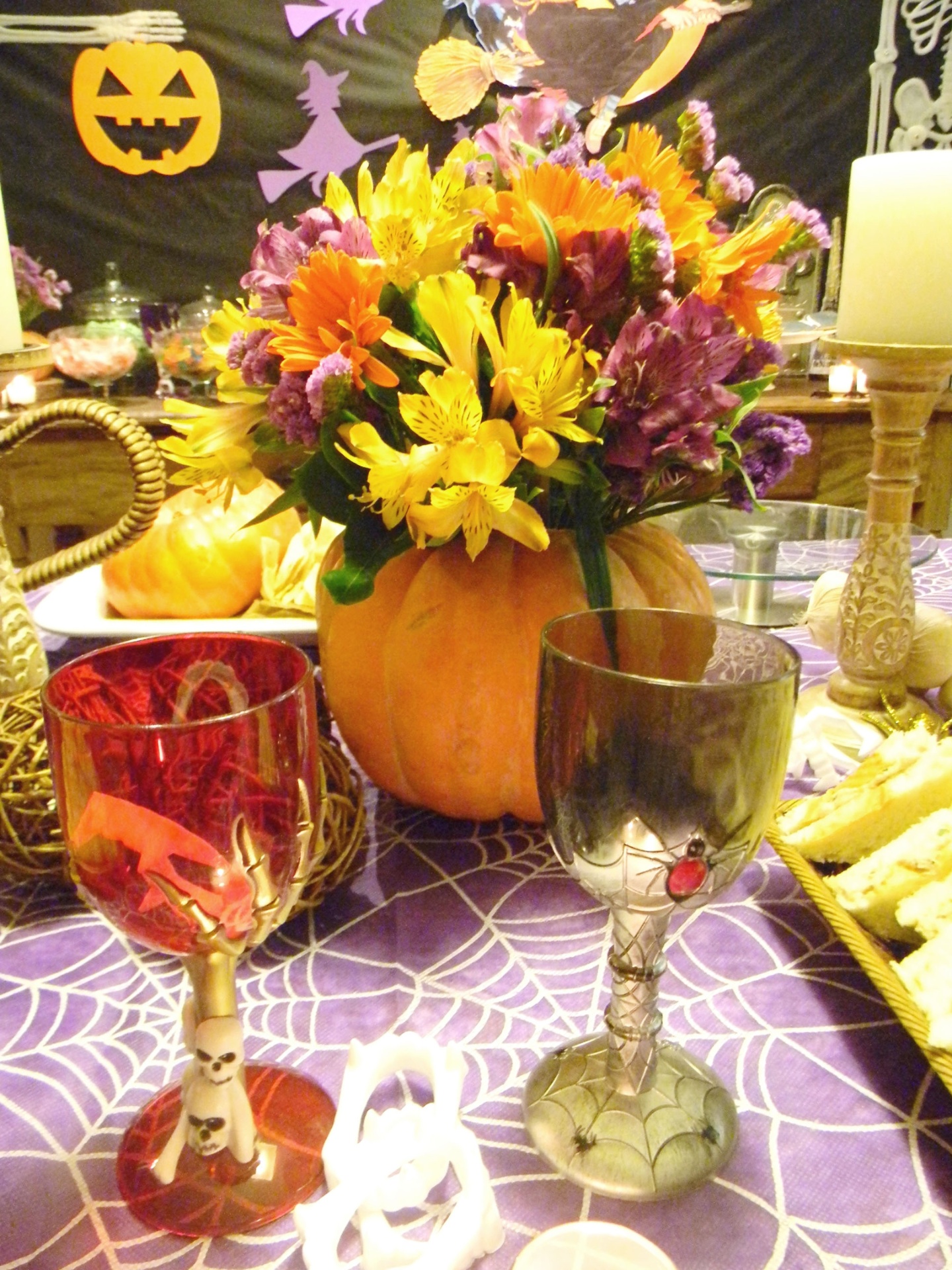 Taças decoradas com caveiras e teias de aranha ajudaram a enfeitar a mesa desta festa de aniversário de adolescente com tema Halloween - Divulgação