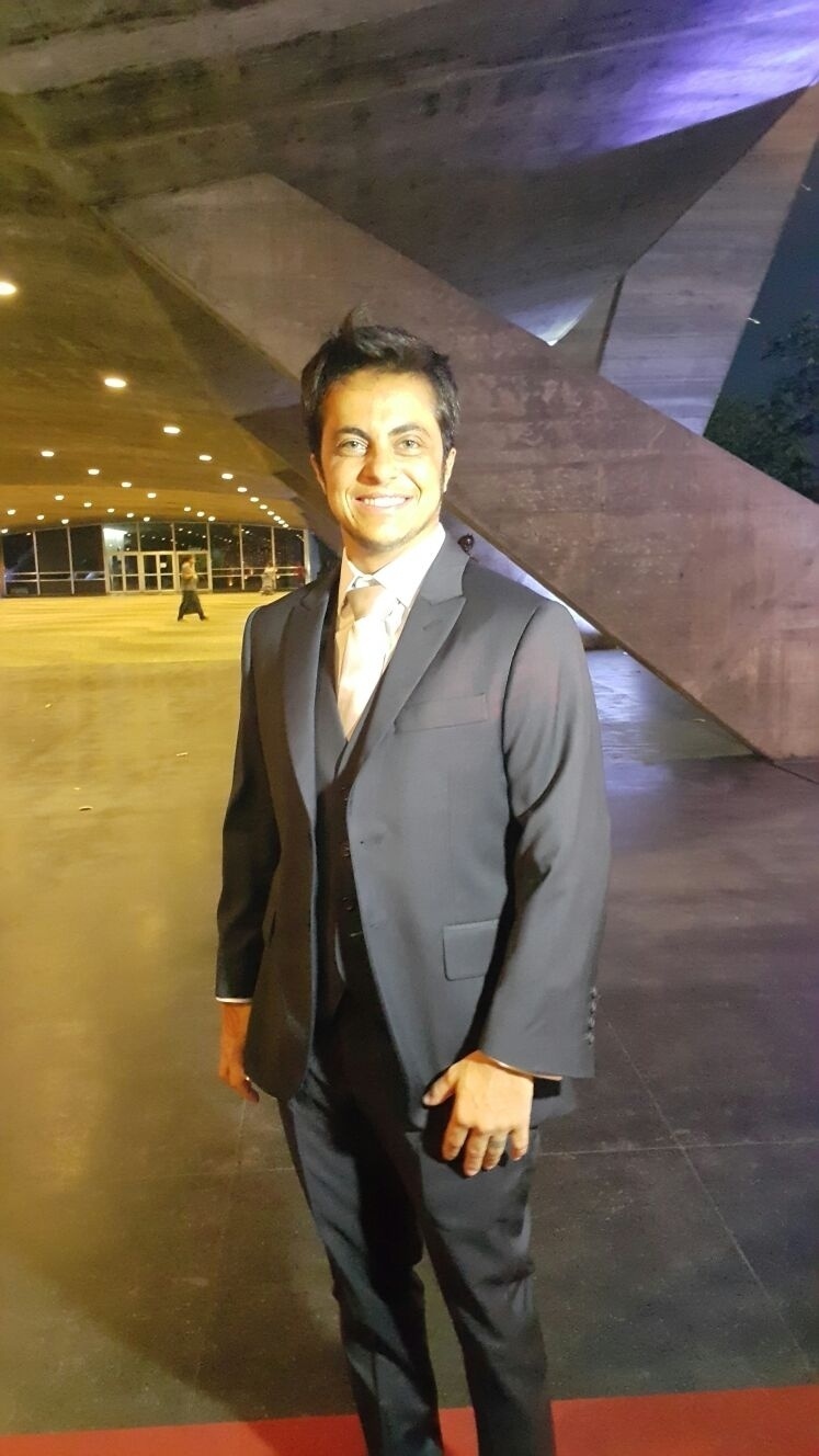 12.dez.2015 - Vestindo um terno que custou R$ 8 mil, Thammy chega para o casamento de Antonia Fontenelle e Jonathan Costa no Museu de Arte Moderna, no Rio de Janeiro - Ana Cora Lima/UOL