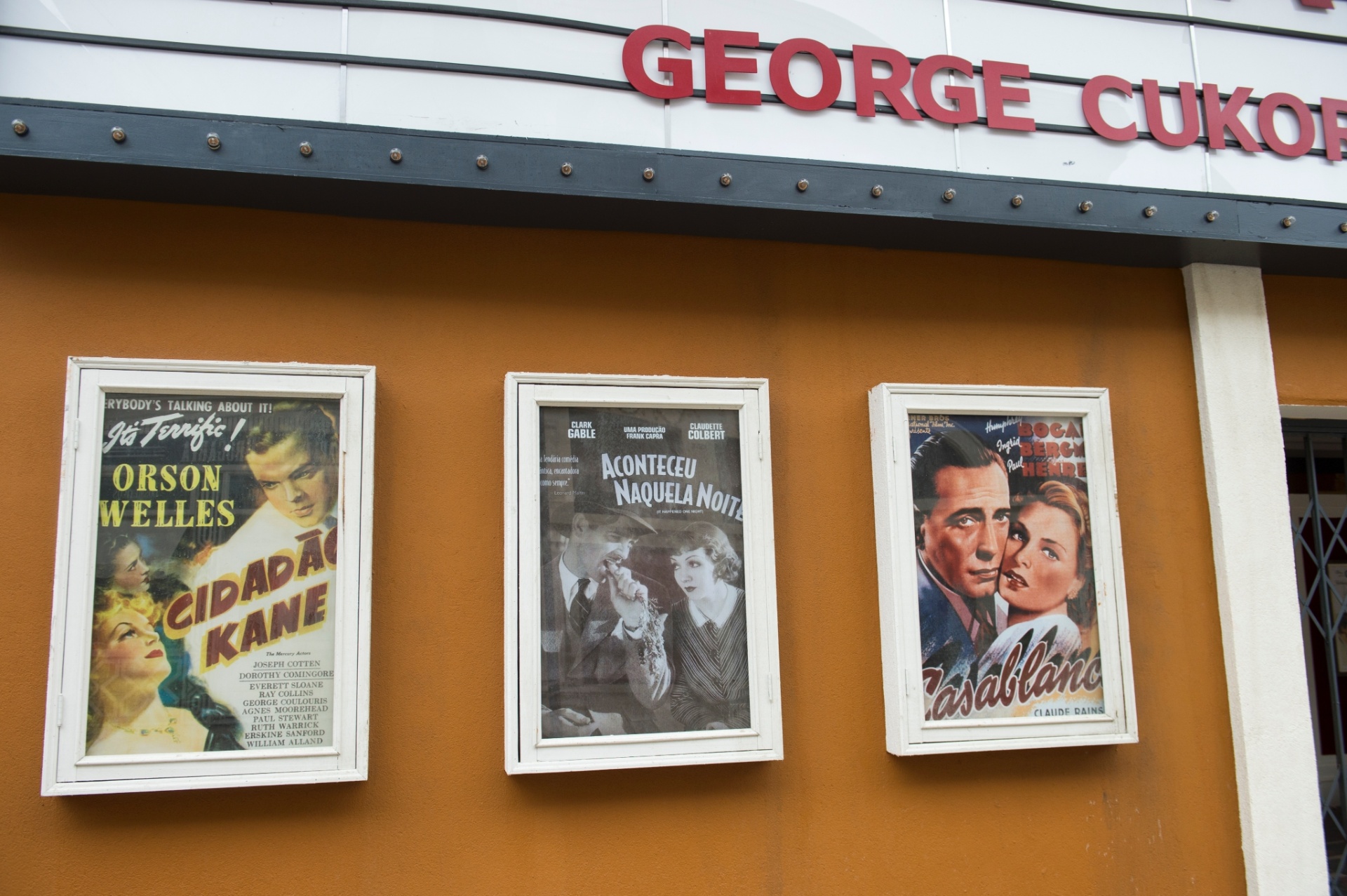 Cartazes de "Cidadão Kane", "Aconteceu Naquela Noite" e "Casablanca" decoram a fachada do cinema de "Êta Mundo Bom" - Estevam Avellar/TV Globo