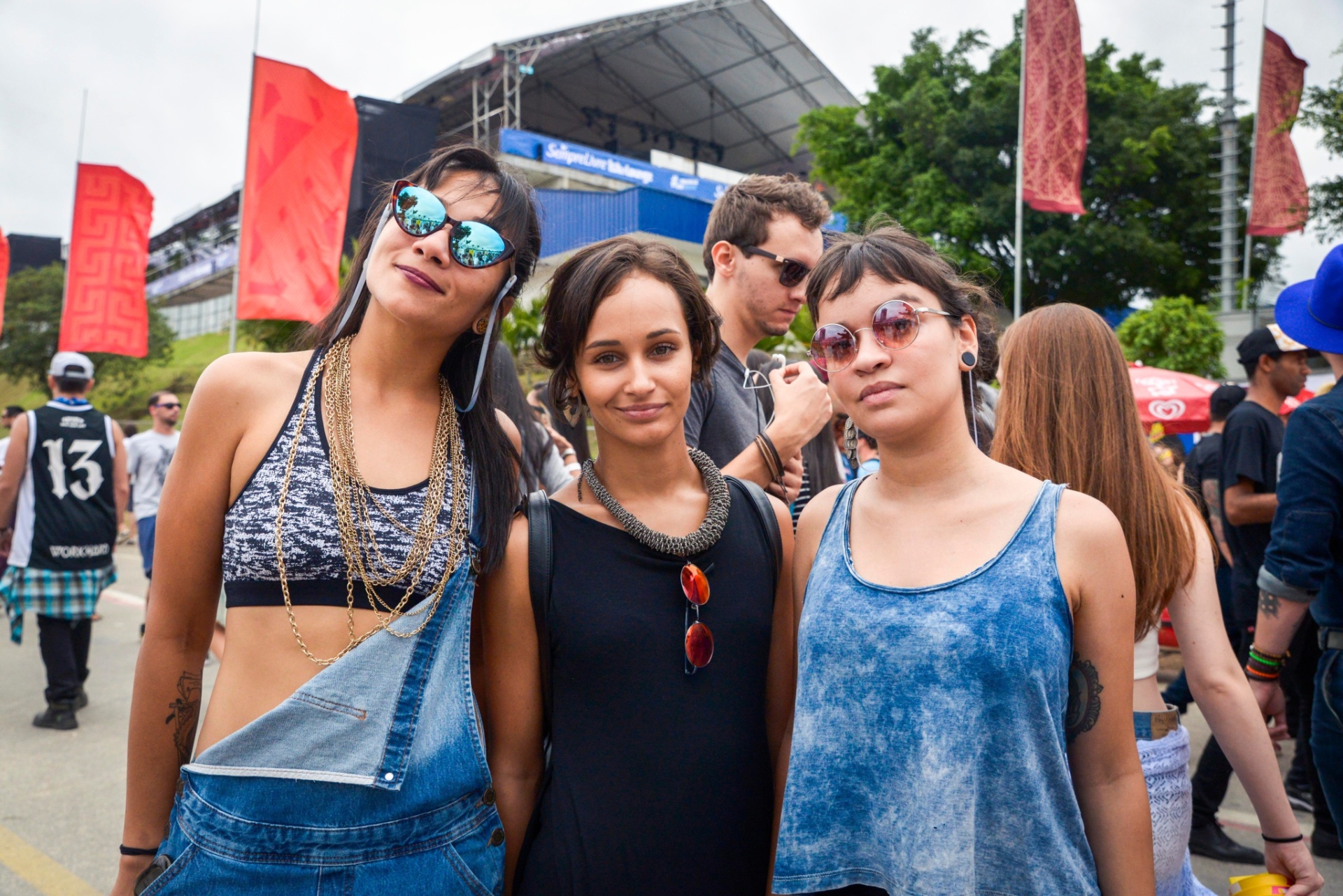 13.mar.2016 - Trio de amigas curte o segundo dia de Lollapalooza Brasil 2016 no autódromo de Interlagos, em São Paulo - Rafael Roncato/UOL