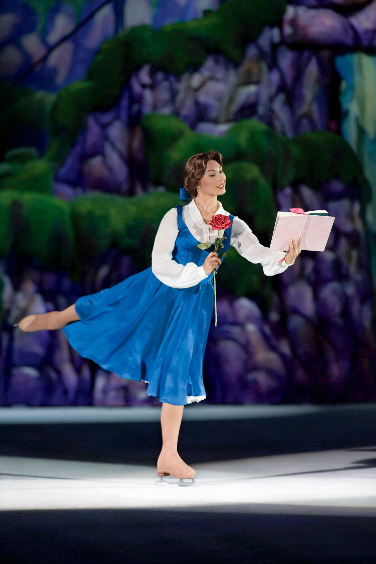 Bela, de "A Bela e a Fera", em "Disney On Ice - Mundos Fantásticos" - Copyright Feld Entertainment