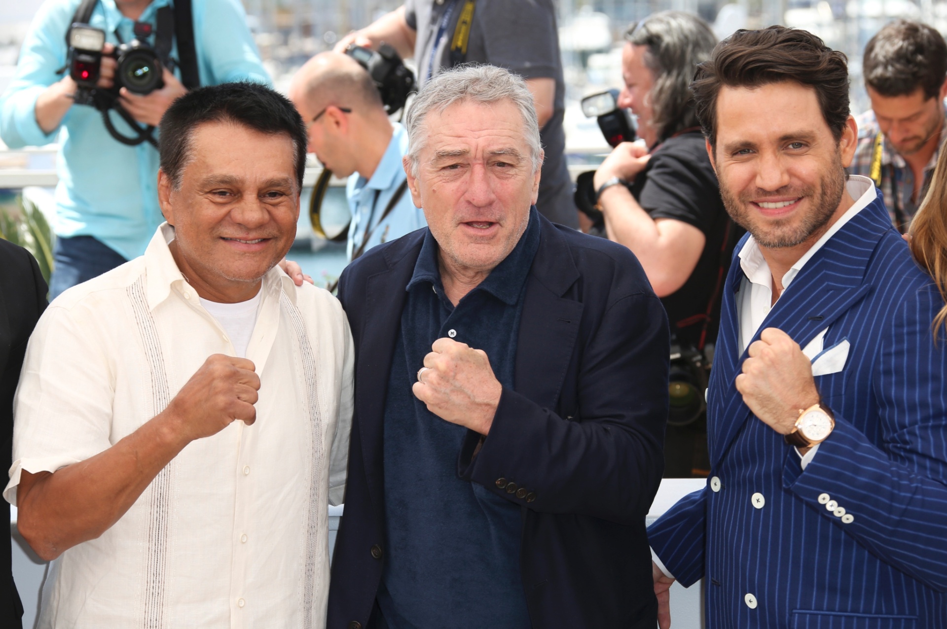 16.mai.2016 - O ex-boxeador Roberto Duran (esq.) e os atores Robert De Niro and Edgar Ramirez divulgam o filme "Hands of Stone" no Festival de Cannes 2016 - REUTERS/Yves Herman