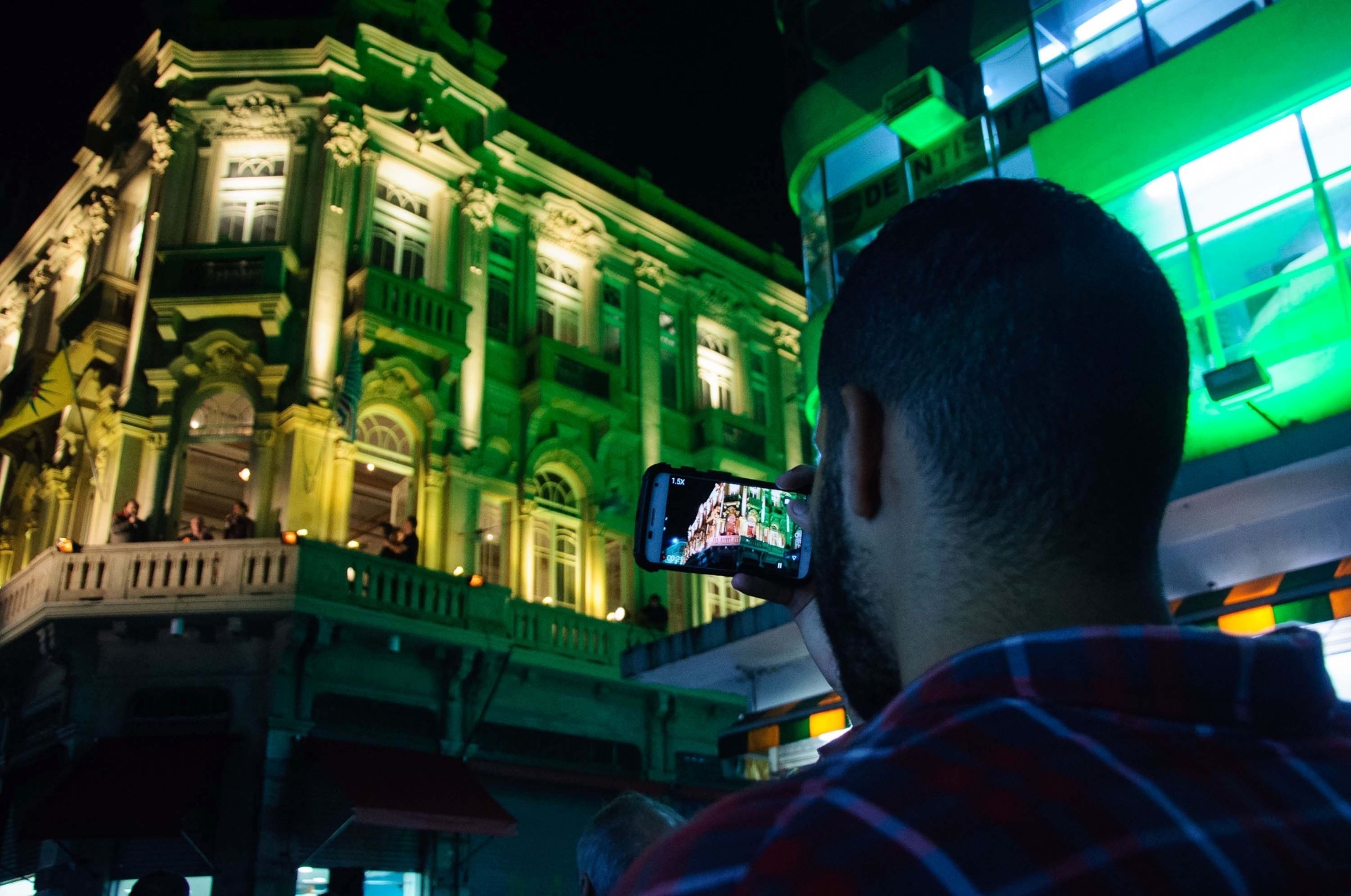 Frequentador da Virada Cultural de São Paulo registra imagem do Palacete Tereza Toledo Lara, prédio de 1910 do centro de São Paulo que passou por restauração e vai abrigar shows da Casa de Francisca - Peter Leone/Futura Press/AE