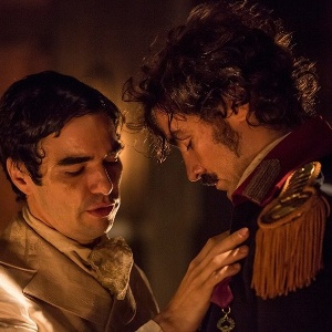 Em "Liberdade, Liberdade", André e Tolentino se entregam ao amor - Reprodução/Gshow - Reprodução/Gshow