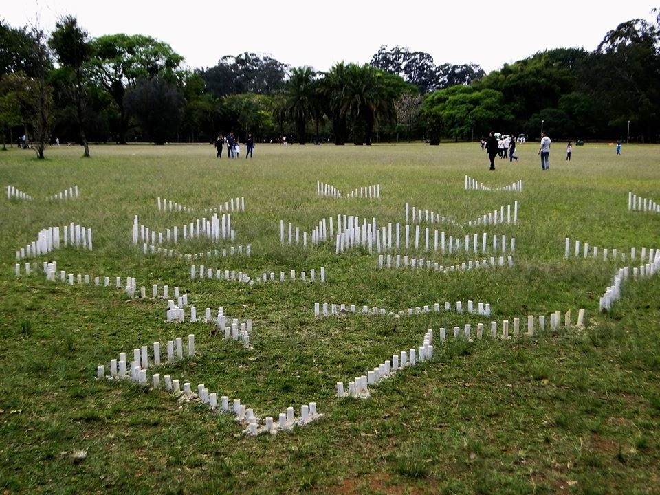 Beto Carrazzone usou canos de PVC para dissolver imagem do pássaro branco em uma composição que lembra um cemitério de lápides irregulares; obra está exposta na Zoo Urbana, no Parque Ibirapuera, em São Paulo - Divulgação