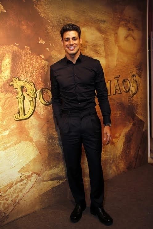 6.dez.2016 - Cauã Reymond posa para fotos ao chega ao lançamento da minissérie "Dois Irmãos", que estreia dia 9 de janeiro na Globo - Marcos Ferreira /Brazil News