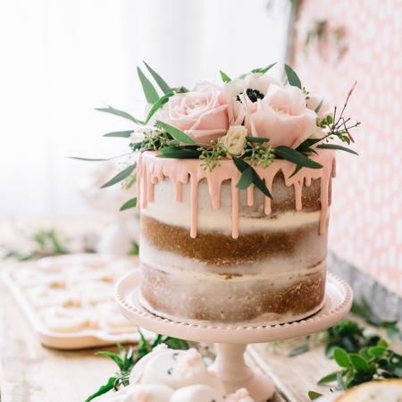 Drip cake com decoração floral para festa de casamento - Jenny Cookies/Divulgação