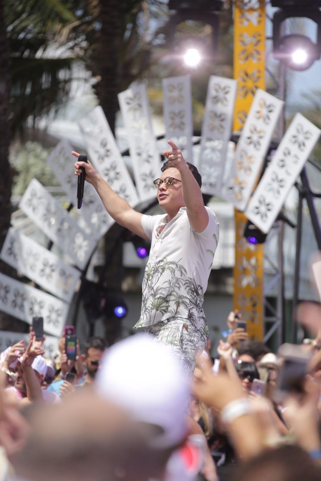 Wesley Safadão preparou uma grande surpresa para os fãs que foram acompanhar as gravações do quinto DVD da carreira dele em Miami. Ele apareceu de cabelos curtos para gravar o show internacional - Leo Mayrinck