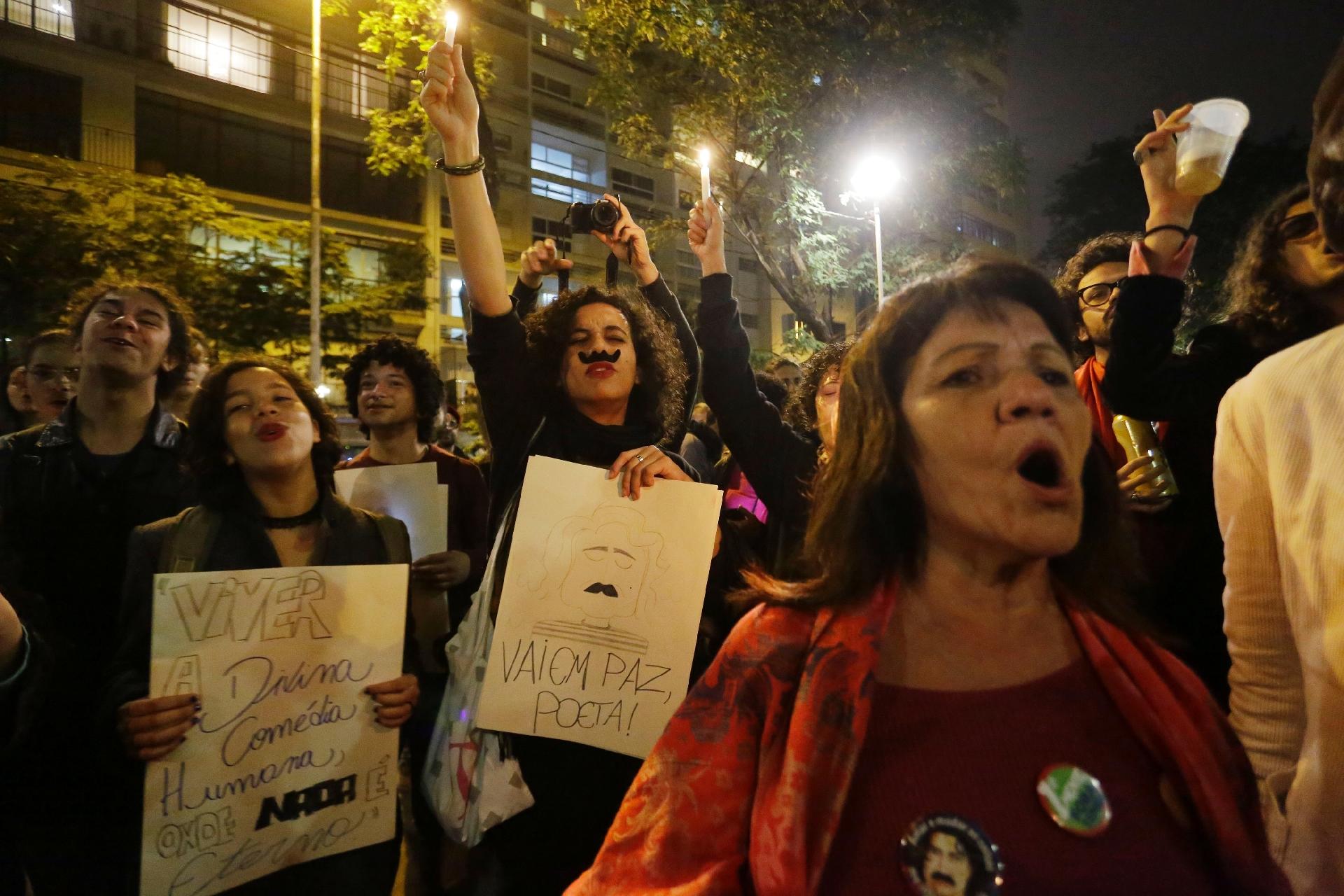 Fãs acendem velas e cantam músicas em memória do cantor cearense Belchior, na praça Roosevelt, no centro de São Paulo - Nelson Antoine/Estadão Conteúdo
