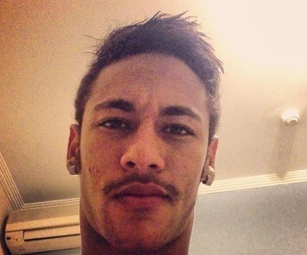 Neymar já adotou o bigodinho algumas vezes. Em 2013, o jogador adotou o "bigode grosso", que virou moda entre alguns jogadores - Reprodução/Instagram