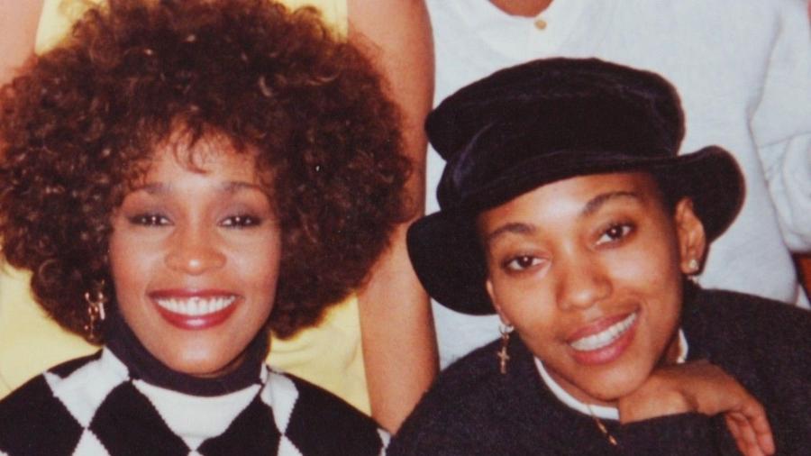 Whitney Houston e a diretora de criação Robyn Crawford foram amigas e namoradas; romance é retratado em filme biográfico da cantora - Reprodução