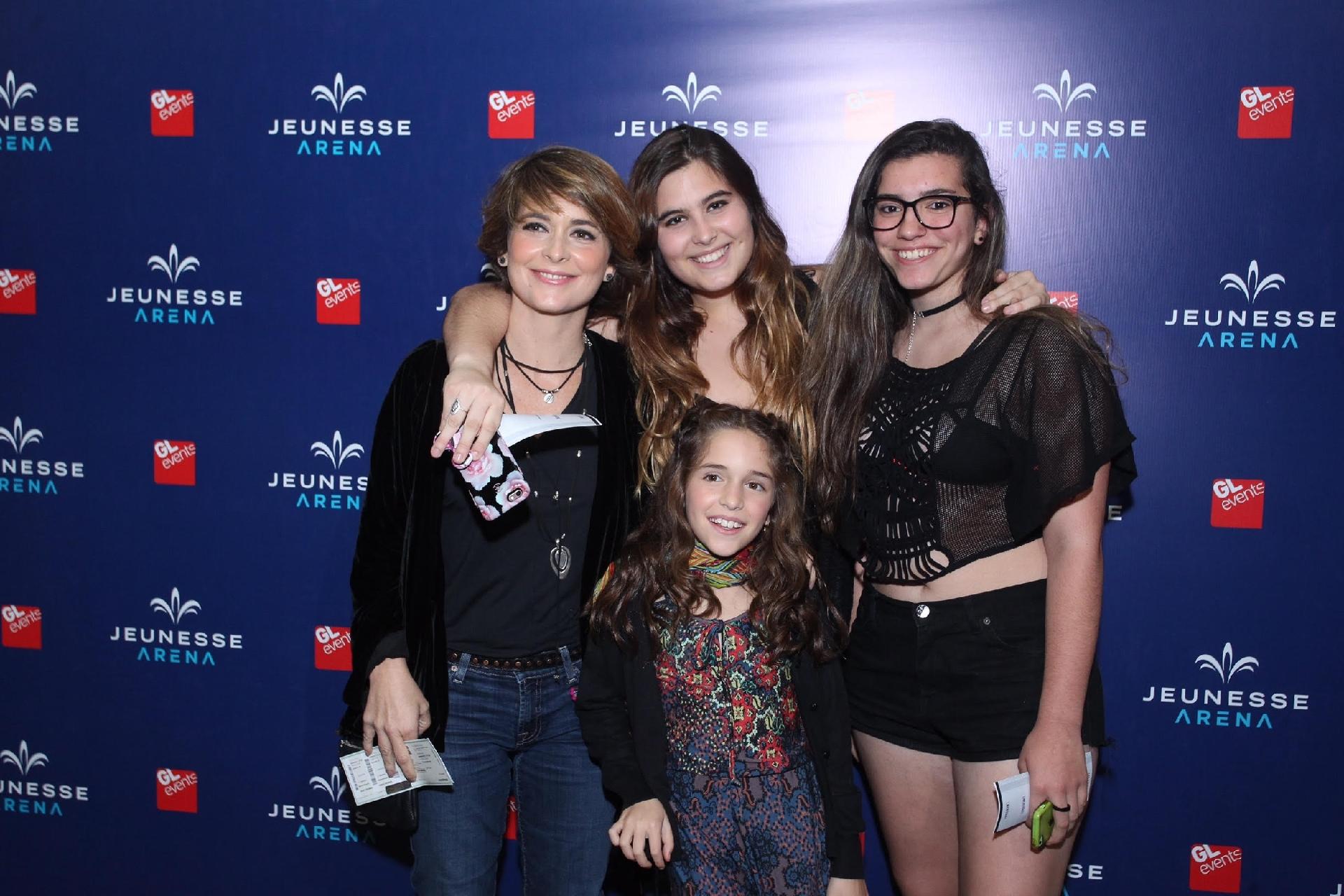 Cláudia Abreu leva filhas e familiares ao show de Ariana Grande nesta quinta-feira (29), na Jeunesse Arena, no Rio de Janeiro - Marcello Sá Barretto/AgNews