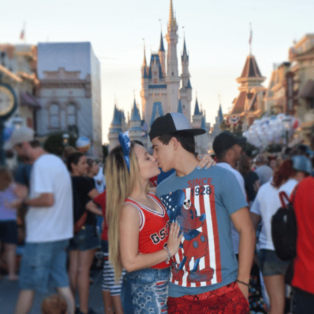 Larissa Manoela e Thomaz Costa se beijam na Disney - Reprodução/Instagram/thocostaoficial