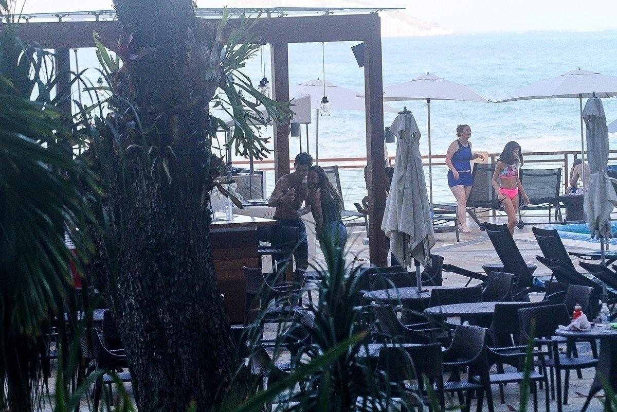 Shawn Mendes atende uma fã na piscina do hotel onde está hospedado - AgNews