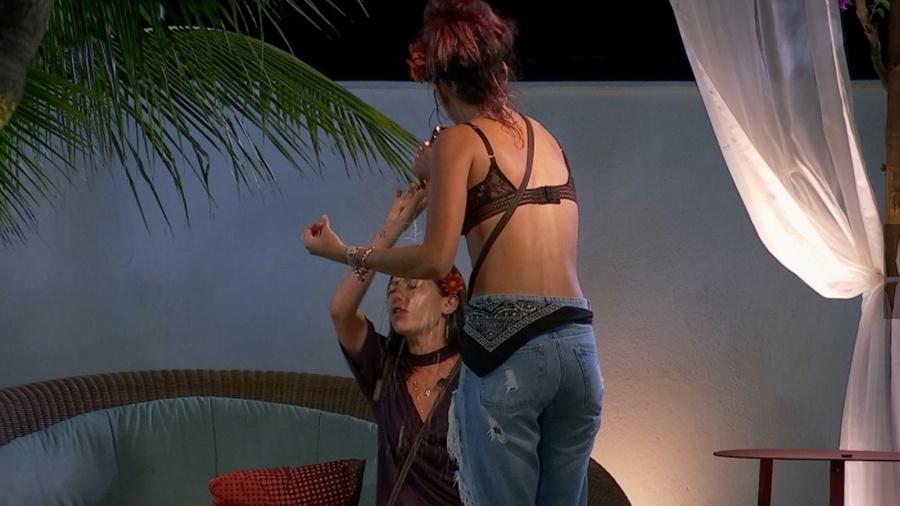 Gabi Prado joga bebida em Raissa durante o último episódio do "De Férias com o Ex Brasil" - Reprodução/MTV