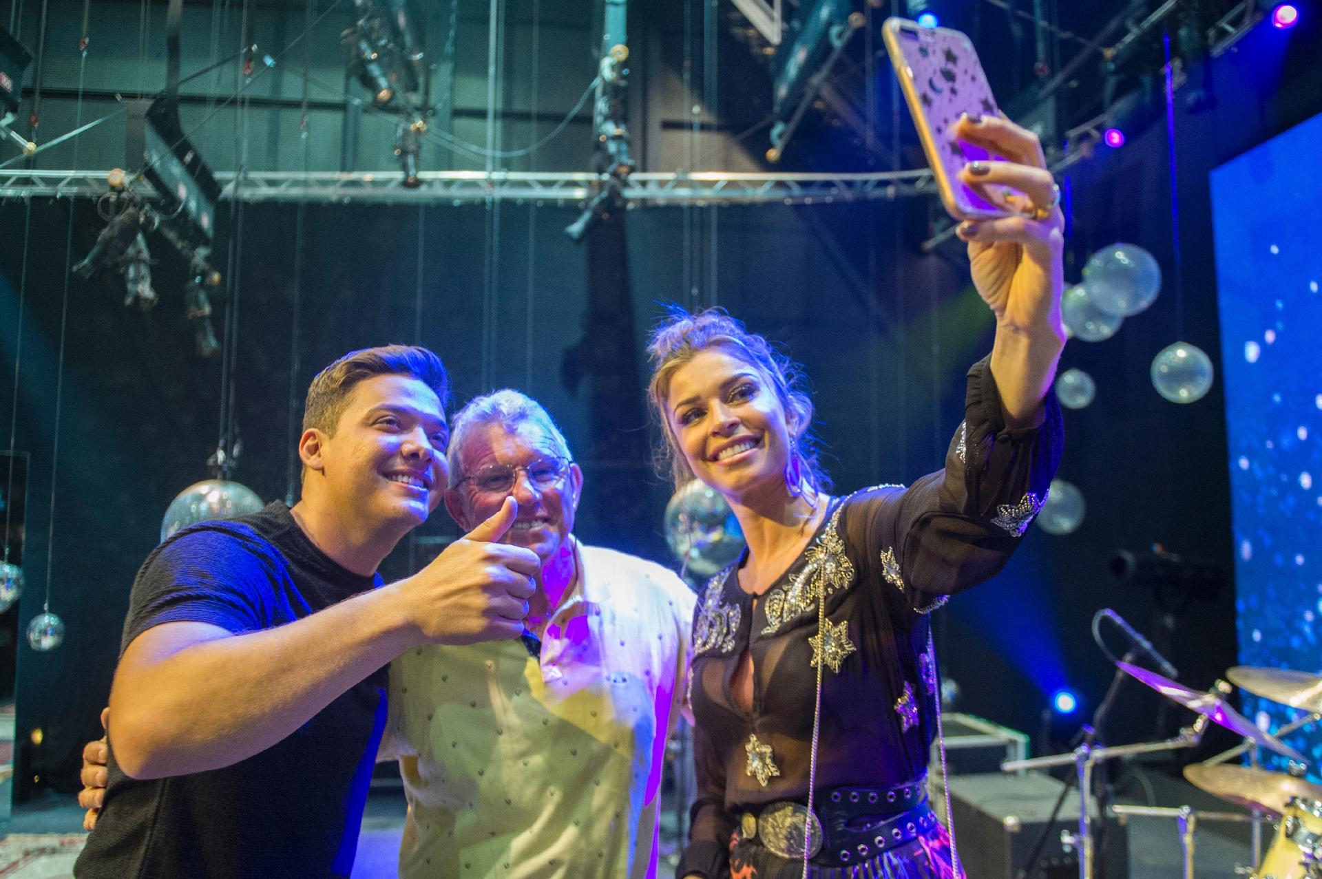 Grazi Massafera levou o pai, Gilmar, para acompanhar a gravação e tietar Wesley Safadão nos bastidores - Raquel Cunha/Globo