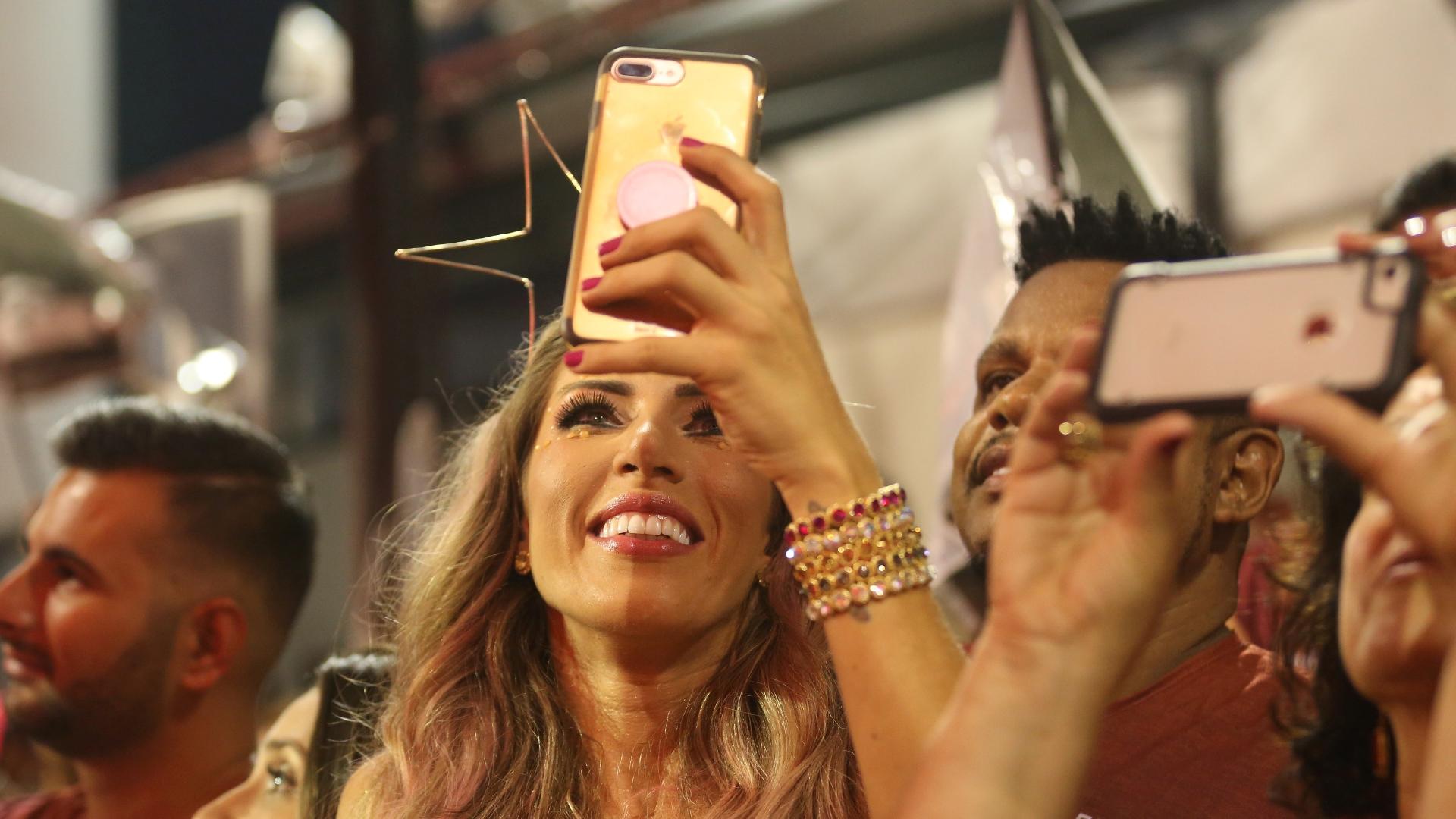 Impedida de desfilar após protagonizar briga em um ensaio técnico, a rainha de bateria Tati Minerato assiste ao desfile da Gaviões da Fiel no Anhembi - Ricardo Matsukawa/UOL