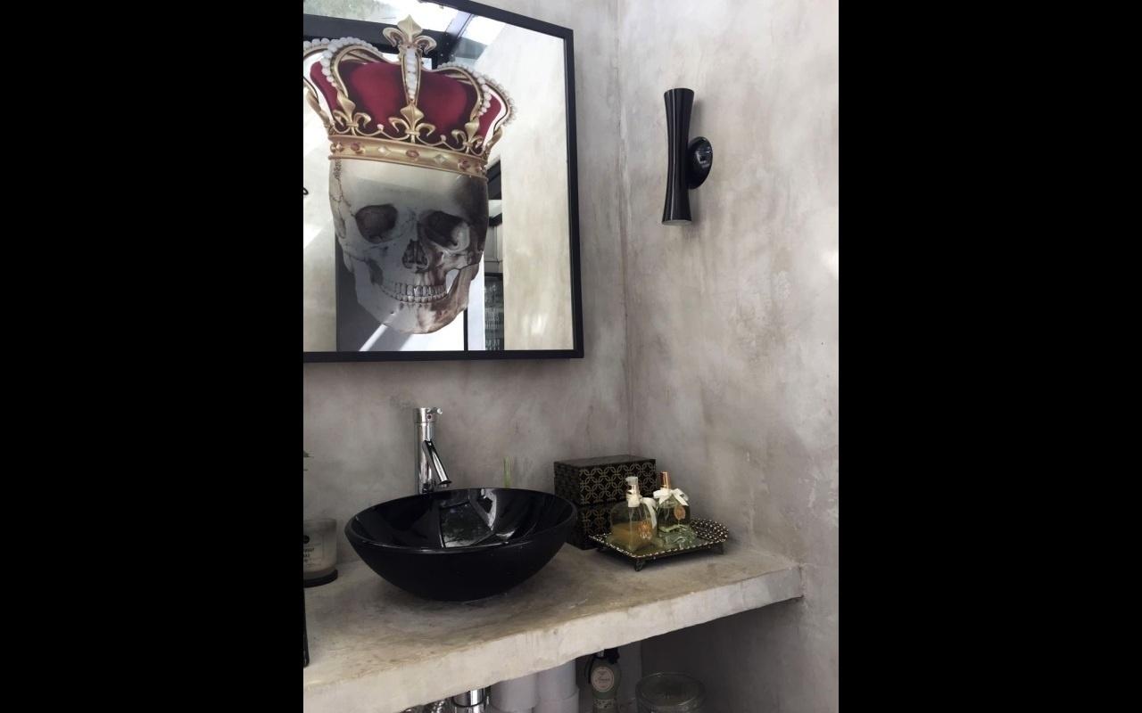 No banheiro, as bancadas de concreto também merecem atenção especial - Mariana Noronha/Divulgação/Projeto: Boutique Arquitetura