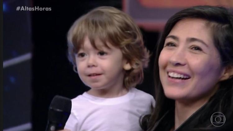 Fernanda Molina, mulher de Serginho Groisman, com o filho Thomas no "Altas Horas" - Reprodução/Globo - Reprodução/Globo