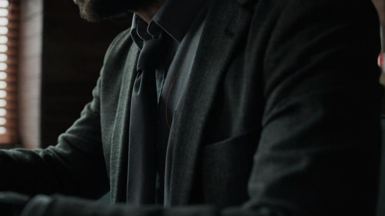 Fio de cabelo entrega o Professor em cena de "La Casa de Papel" - Reprodução/Netflix - Reprodução/Netflix