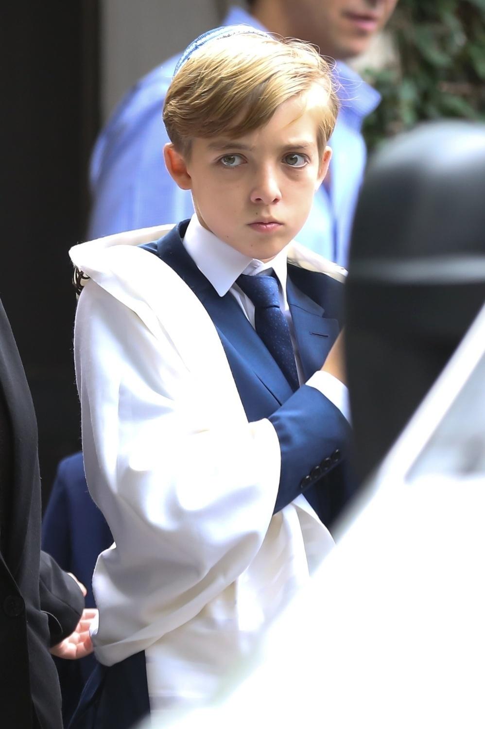 Primogênito da família, Joaquim observa a movimentação no dia de seu Bar-mitzvá, na Barra da Tijuca, no Rio de Janeiro - Roberto Filho/Brazil News