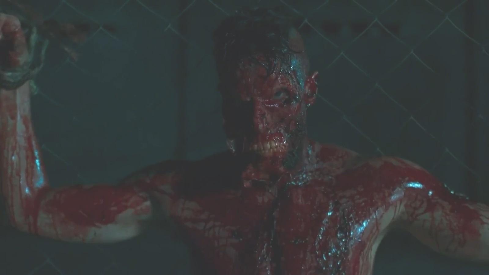 Luisão teve a pele totalmente arrancada em "Supermax". O ator Bruno Bellarmino usou molde de seu próprio corpo nas cenas em que o lutador de MMA aparece esfolado. A cena em que ele ficou no buraco com o galho enfiado no braço demorou cerca de três horas, entre preparação e gravação. Bellarmino até chorou após a gravação - Reprodução/TV Globo