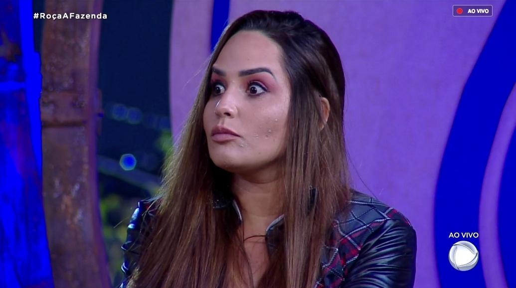 Perlla ouve Nadja Pessoa justificar seu voto durante terceira formação de roça - Reprodução/RecordTV