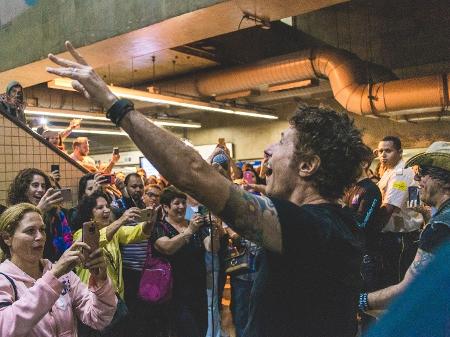 Dinho Ouro Preto, vocalista do Capital Inicial, se apresenta com a banda no metrô de São Paulo - Luiz Sontachi/Divulgação/Rock in Rio