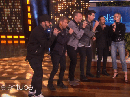 Emily Blunt e os Backstreet Boys - Reprodução