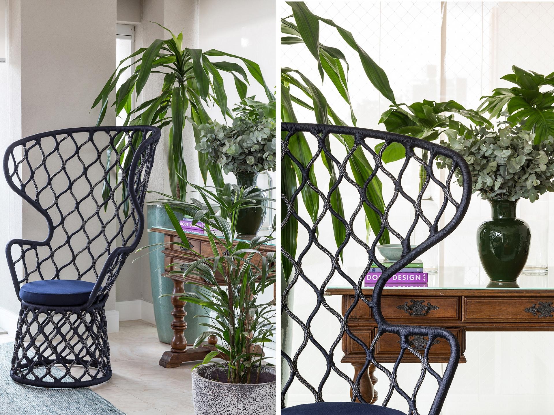 Apaixonados por plantas, mas sem um jardim no apartamento, os donos deste apartamento ganharam uma porção de vasos grandes no chão e pequenos sobre os móveis. Ali, há eucalipto, costela-de-adão, dracena, rafia e as delicadas miniorquídeas. Cadeira de corda náutica da Tidelli. Projeto de Ana Yoshida Interiores - Evelyn Müller | Divulgação