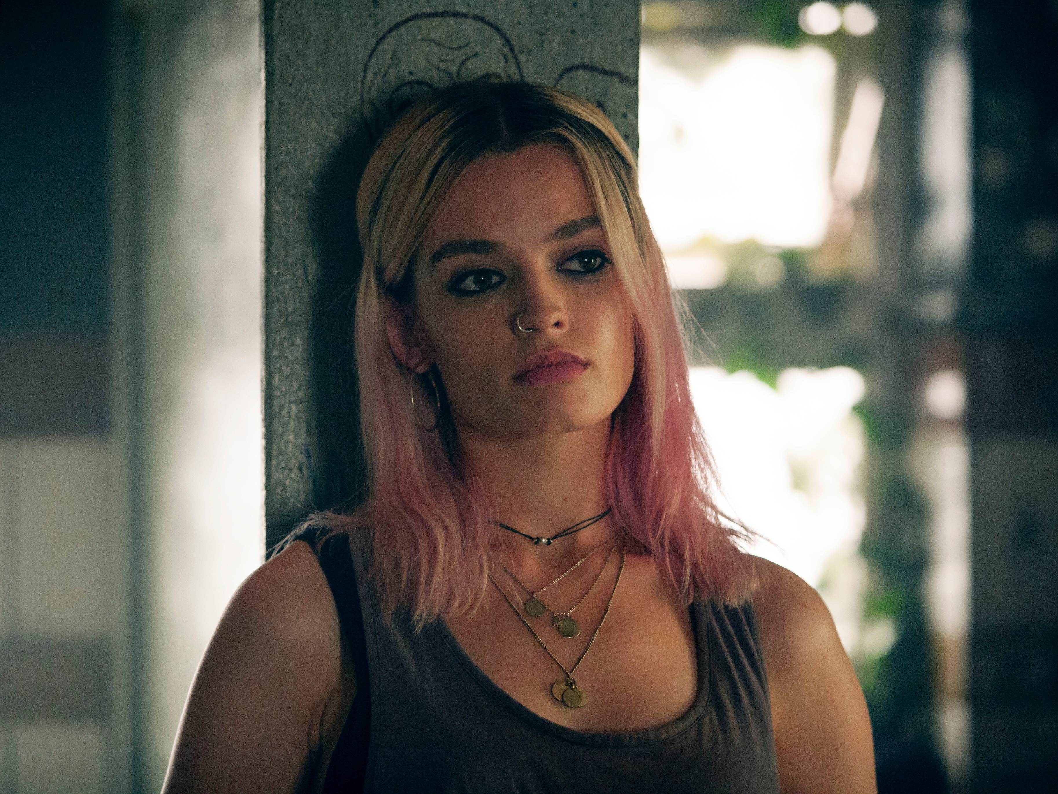 Nova Margot Robbie? Quem é Emma Mackey, a Maeve de 