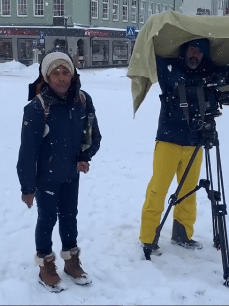 Glória Maria ao lado de câmera no meio da neve - Reprodução/Instagram