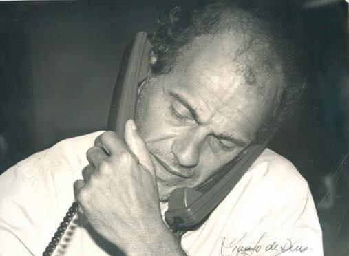 Boechat não era formado em jornalismo, deixou o ensino secundarista aos 17, e já começou a trabalhar. "Era comum na minha geração. Havia um desejo muito grande de sair de casa, ser dono do próprio nariz" disse em uma entrevista em 2016. No ofício, ele sempre se dedicou ao máximo: "Era pra ficar 6 horas na redação, eu ficava 16. Era pra não aparecer no sábado, eu aparecia" - Reprodução/Facebook