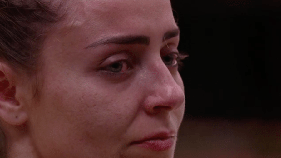 Paula chora sozinha na madrugada - Reprodução/GloboPlay