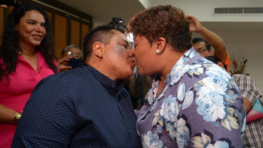 Alexandra Chavez e Michelle Aviles celebram seu casamento, o primeiro do Equador para casais do mesmo sexo - AFP