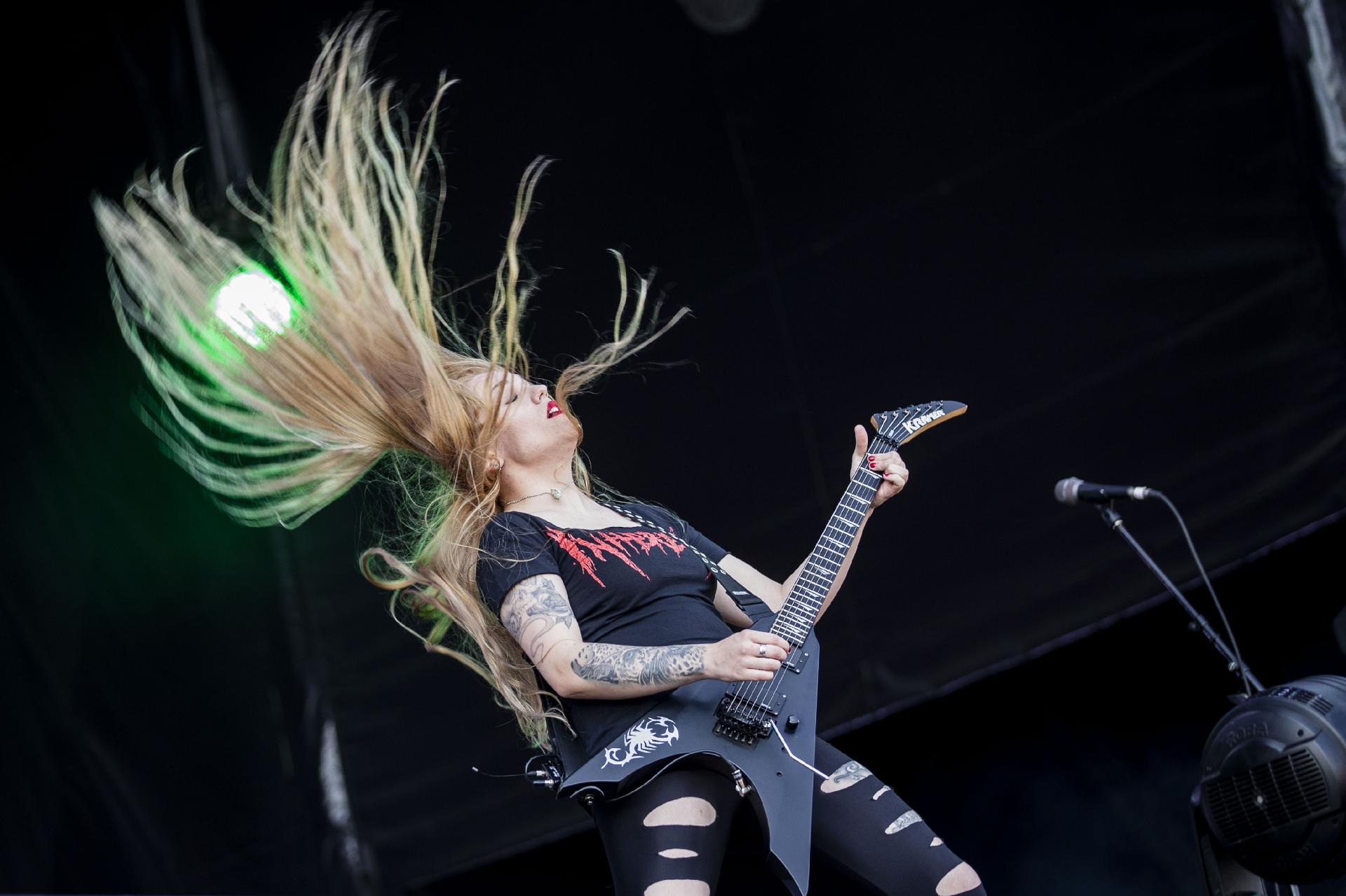 Prika Amaral, guitarrista da banda Nervosa, sacode cabeleira no palco Sunset do Rock In Rio 2019 - Adriano Vizoni