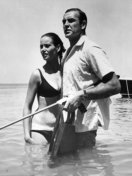 Claudine Auger com Sean Connery em 007 Contra a Chantagem Atômica - Divulgação/IMDb