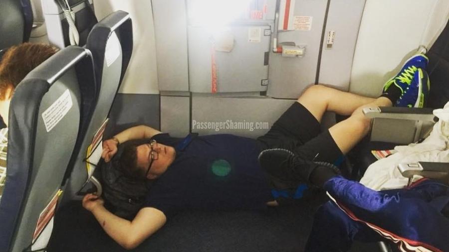 Passageiro é fotografado deitado no chão de um avião no Instagram @Passengershaming - Reprodução/Instagram