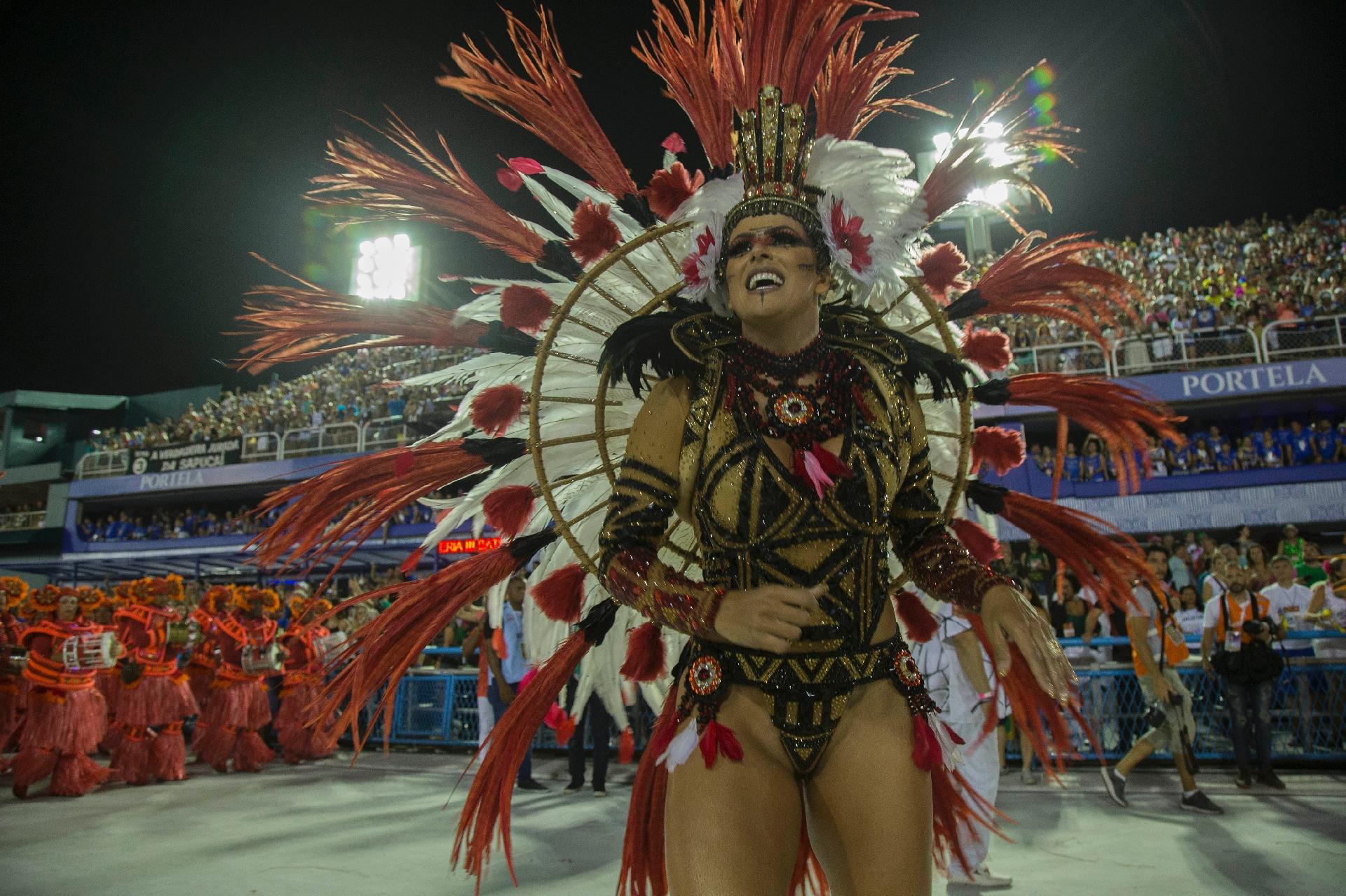 Jack Maia, rainha de bateria da Estácio, foi à avenida com uma fantasia representando a deusa da mata - Júlio César Guimarães/UOL