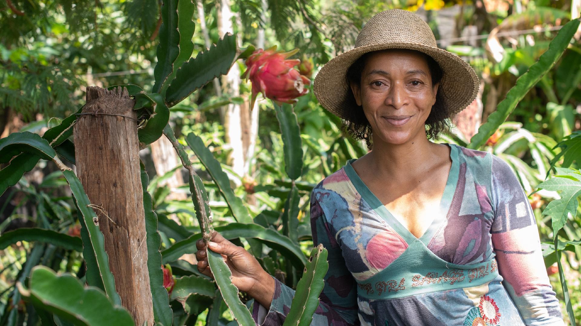 Marlene Borges de Oliveira com pitayas de sua horta no interior de SP | Crédito: Flavio Moraes/UOL
